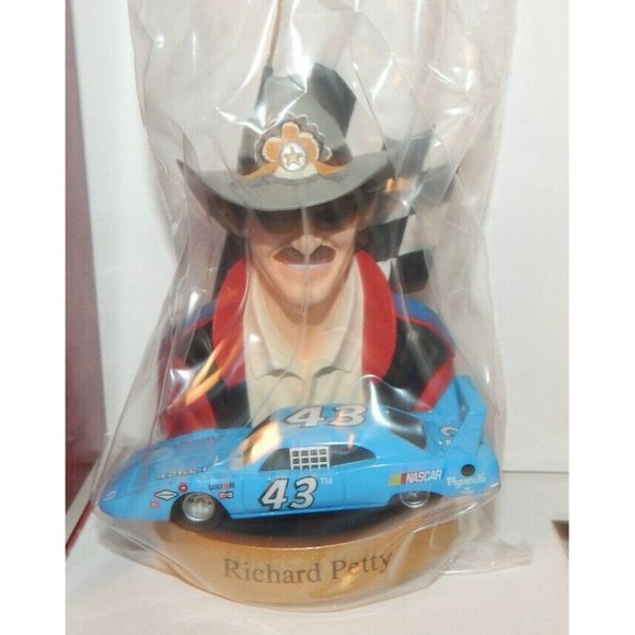 Hallmark Keepsake Ornament "Richard Petty" Stock Car Champions - Nascar - 1998 - Picture 2 of 2
